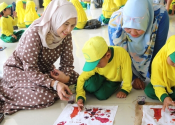 Caption : Pembina Batik Krakatoa Hany Seviatri saat mengajarkan murid TK Raudhatul Atfal Baitul Mutaqin saat belajari motif dan membatik di sanggar Batik Krakatoa Cilegon, Rabu (25/9/2019). LUKMAN HAPIDIN/BANTEN POS
