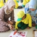 Caption : Pembina Batik Krakatoa Hany Seviatri saat mengajarkan murid TK Raudhatul Atfal Baitul Mutaqin saat belajari motif dan membatik di sanggar Batik Krakatoa Cilegon, Rabu (25/9/2019). LUKMAN HAPIDIN/BANTEN POS