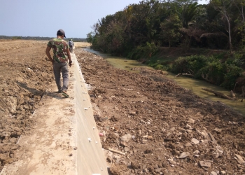 Tampak puing-puing tanah buangan sisa proyek irigasi Sungai Cibinuangeun Tahun 2018 lalu menutup area sawah dan masih belum dibersihkan. Foto diambil, Kamis (19/9).