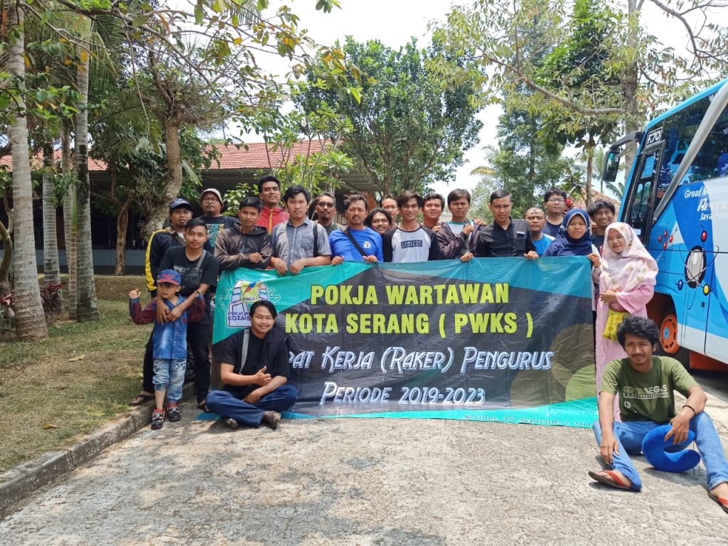 Pengurus dan anggota PWKS seusai mengadakan rapat kerja (Raker) di villa Aquarius Orange, Bogor, Minggu (29/9).