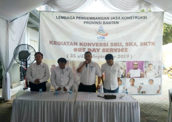 Wakil Kepala LPJK Banten Al-Mufid (tengah), bersama jajaran LPJK Provinsi Banten, saat memberikan sambutan pada kegiatan konversi SBU, SKA dan SKTK, yang bertajuk “One Day Service”, Rabu (25/9/2019) / RULIE SATRIA.