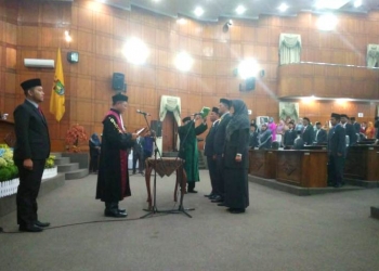 CAPTION FOTO: Tiga pimpinan DPRD Kota Cilegon periode 2019-2024, resmi dilantik dalam pengucapan sumpah janji di Rapat Paripurna DRPD Cilegon, Rabu (25/9) / RULIE SATRIA