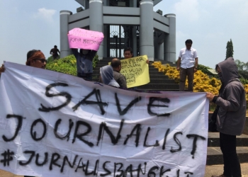 Sejumlah jurnalis saat menggelar aksi solidaritas kekerasan terhadap wartawan oleh oknum kepolisian, Kamis (26/9). LUKMAN HAPIDIN/BANTEN POS