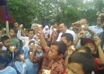 Wakil Bupati Lebak, Ade Sumardi poto bersama dengan siswa Paud, TK dan SD saat makan telur.