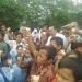 Wakil Bupati Lebak, Ade Sumardi poto bersama dengan siswa Paud, TK dan SD saat makan telur.