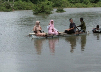 Sejumlah wisatawan lokal menikmati suasana Danau Talanca.