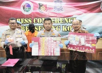 Kapolres Serang Kota, AKBP Edhi Cahyono (tengah) didampingi Kasat Narkoba AKP Wahyu Diana (kanan) menunjukkan barang bukti berupa obat obatan terlarang saat pengungkapan kasus di Mapolres Serang Kota, Jumat (20/9).