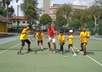 Para atlet tenis junior Kota Serang, saat berfoto bersama pelatih usai lakukan sesi latihan   di Lapangan Tenis alun-alun Kota Serang, Kamis, (10/10)  / FERDI