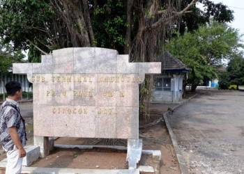 SEPI : Warga melintas di depan Terminal Cipocok Jaya yang terlihat sepi aktivitas angkutan umum. (NET)