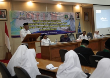 Sekda Pandeglang, Fery Hasanudin saat memberikan sambutan pada acara Rakor Stakeholder dan Penguatan Pesantren Ramah Anak, Rabu (30/10)