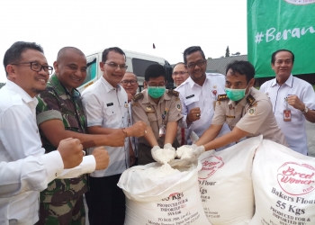 Kepala Badan Karantina Pertanian, Ali Jamil saat melakukan monitoring pemeriksaan karantina di gudang pemilik, PT Golden Green Mills, Kecamatan Ciwandan, Rabu (9/10). LUKMAN HAPIDIN/BANTEN POS