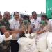Kepala Badan Karantina Pertanian, Ali Jamil saat melakukan monitoring pemeriksaan karantina di gudang pemilik, PT Golden Green Mills, Kecamatan Ciwandan, Rabu (9/10). LUKMAN HAPIDIN/BANTEN POS