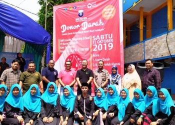 Himpunan Alumni Institut Pertanian Bogor (HA IPB) DPD Provinsi Banten berfoto bersama dengan Siswa SMK As-Saida Tangerang usai melakukan bakti sosial yang digelar di Lab Sekolah tersebut, Selasa (15/10/2019)