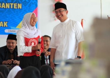 Wakil Gubernur Banten Andika Hazrumy berbincang dengan Siswi SMAN 2 Cibeber disela-sela kunjungannya ke Banten selatan, Kamis (23/10/2019)