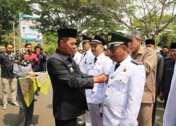 Walikota Serang secara simbolis melantik Camat dalam kegiatan pelantikan pejabat eselon III dan IV di lingkungan Pemkot Serang, Jumat (25/10/2019).