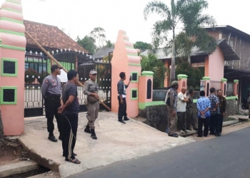 Dindikbud Cuekin Bupati Soal Penyegelan SMPN 1 Mancak