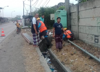 Sejumlah petugas rekanan PLN dibantu warga memperbaiki kabel PLN yang nyaris dicuri. Warga setempat berhasil menggagalkan aksi pencurian kabel PLN yang berada di wilayah hukum Polsek Ciwandan tepatnya di Jl Raya Anyar, Kelurahan Samangraya, Kecamatan Citangkil.
LUKMAN HAPIDIN/BANTEN POS