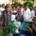 Walikota Serang Syafrudin dan Wakil Walikota Serang Subadri Ushuludin mengunjungi stand karya tangan bank sampah yang ada di Kota Serang usai mendeklarasikan Zero Waste Kota Serang di Cilowong, Rabu (23/10/2019).