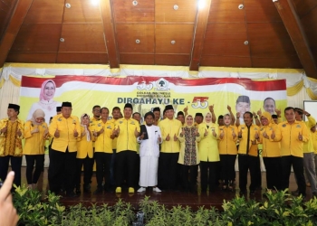Pengurus DPD Partai Golkar Banten dan DPD Partai Golkar Kabupaten Serang berfoto bersama usai penetapan Ratu Tatu Chasanah untuk kembali maju di Pilkada Kabupaten Serang 2020.
