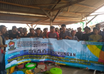Ratusan nelayan dari Himpunan Nelayan Seluruh Indonesia (HNSI) Kota Cilegon dengan elemen organisasi masyarakat lainnya menggelar konsolidasi dan Deklarasi dukungan kegiatan reklamasi dan pendaaman kolam dermaga PT. Lotte Chemical Indonesia (PT. LCI) bertempat di pangkalan nelayan Tanjung Peni, Kota Cilegon, Senin (14/10). LUKMAN HAPIDIN/BANTEN POS
