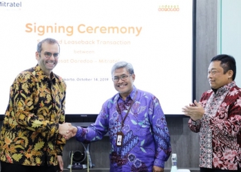 Direktur Utama Mitratel Herlan Wijanarko (tengah) bersama President Director & CEO Indosat Ooredoo Ahmad Al Neama (kiri) usai penandatanganan perjanjian akuisisi 2.100 menara telekomunikasi milik Indosat Ooredoo di Jakarta, kemarin (14/10).
