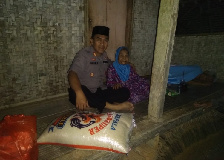 Prihatin Dengan Kondisi Pasangan Lansia, Kapolsek Rangkasbitung Berikan Bantuan Sembako