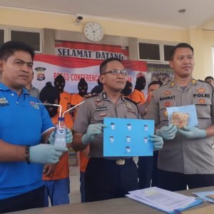 Wakapolres Lebak, Kompol Wendy Andrianto yang didampingi Kasat Narkoba, AKP Asep Jamal dan Kabag Ops Polres Lebak, AKP Rahmat Sampurno saat konferensi pers.