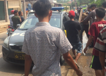 Seorang pelajar yang diduga melakukan aksi tawuran menjadi bulan-bulanan warga, beruntung aparat kepolisian cepat datang ke lokasi. Peristiwa memprihatinkan dunia pendidikan ini terjadi di Kelurahan Nyapah, Kecamatan Walantaka, Kota Serang, Jumat (18/10/2019)