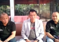 Tokoh Cilegon Iye Iman Rohiman (tengah), bersama Ketua Tim Dulur Haji Iye, Agus Fauzi (kiri), Juru bicara Dulur Haji Iye, Fadli Kristiandi (kanan) saat memberikan keterangan kepada awak media, Rabu (9/10).
LUKMAN HAPIDIN/BANTEN POS