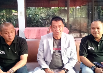 Tokoh Cilegon Iye Iman Rohiman (tengah), bersama Ketua Tim Dulur Haji Iye, Agus Fauzi (kiri), Juru bicara Dulur Haji Iye, Fadli Kristiandi (kanan) saat memberikan keterangan kepada awak media, Rabu (9/10).
LUKMAN HAPIDIN/BANTEN POS