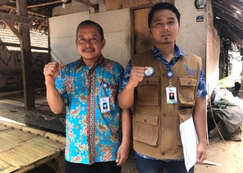 Muta’Alim dan Aef Awaludin Al Bantani (ayah dan anak) yang menjadi kader JKN-KIS Kota Serang / RULIE SATRIA