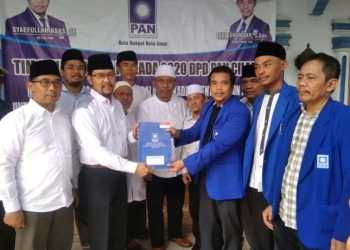 M. H. Joni Saat Menyerahkan Berkas Formulir Pendaftaran Bakal Calon Walikota ke DPD PAN Cilegon. LUKMAN HAPIDIN/BANTEN POS