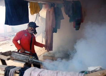 Petugas dari Dinas Kesehatan melakukan Fogging untuk membasmi nyamuk Aedes Aegipty, yang merupakan hewan pembawa penyakit DBD, di kampung Kepandean Got, Kelurahan Taktakan, Senin (14/10/2019)