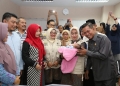 Walikota Serang Syafrudin didampingi Ketua P2TP2 Kota Serang Ade Jumaiyah menyerahkan bayi yang dibuang kepada orang tua angkatnya di RSUD Banten, Jumat (18/10/2019)