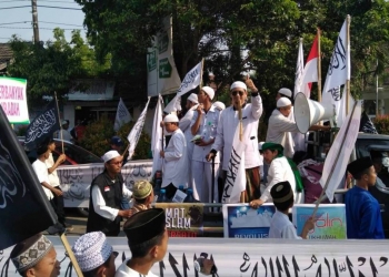 Ratusan massa yang tergabung dalam Forum Persaudaraan Umat Islam Banten (FPUIB) lakukan aksi unjuk rasa di depan Alun-alum barat Kota Serang, Jum’at (25/10/2019). Massa aksi menyampaikan empat tuntutan ke Pemkot Serang.