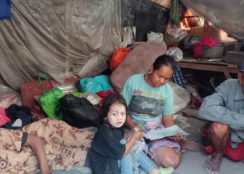 Satu keluarga di Kota Cilegon tinggal di gubuk plastik. LUKMAN HAPIDIN/BANTEN POS