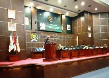 Perwakilan Fraksi Demokrat DPRD Kota Serang Heni Sulastri menyampaikan pandangan fraksinya dalam agenda paripurna DPRD Kota Serang, Senin (28/10/2019).