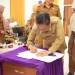 Wakil Walikota Serang, Subadri Ushuludin, menandatangani surat kesepakatan antara Kepala Sekolah dengan pihak Pemkot, untuk menghentikan praktik jual beli LKS, Senin (14/10/2019). Subadri menegaskan, apabila masih ada sekolah yang kedapatan menjual buku, maka akan ditindak secara tegas.