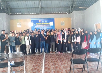 Prof Lili Romli (tengah) saat menghadiri pelantikan pengurus Pelajar Islam Indonesia (PII) Kabupaten Serang periode 2019-2020, di Kecamatan Pontang pada Minggu (13/10) / ISTIMEWA