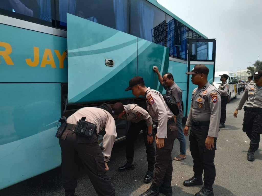 Petugas dari Polda Banten saat melakukan penyekatan dan pengecekan atas kendaraan yang melintas di 5 pintu tol menuju arah Jakarta, Sabtu (19/10).