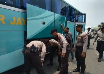 Petugas dari Polda Banten saat melakukan penyekatan dan pengecekan atas kendaraan yang melintas di 5 pintu tol menuju arah Jakarta, Sabtu (19/10).