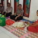 Kapolsek Rangkasbitung, AKP Ugum Taryana saat memberikan bantuan kepada Rusmati dikediamannya. Jum’at (25/10/2019) (DHE)