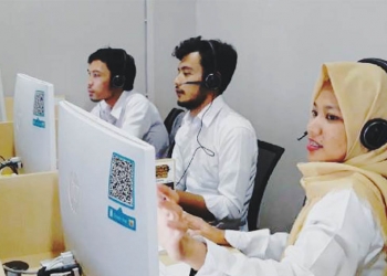 Sejumlah operator Layanan Panggilan Darurat 112 sedang melayani telepon masuk dari masyarakat.