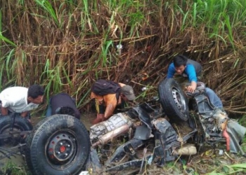 Tampak mobil Pick Up yang terbawa hanyut banjir bandang di Desa Cisimeut Raya Kecamatan Leuwidamar, Rabu malam (9/10). FOTO: WIDODO/BANTEN POS