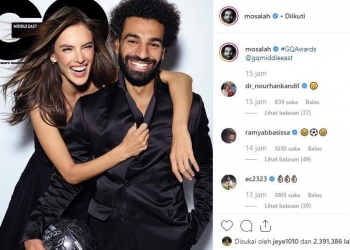 Mo Salah saat dipeluk Alessandra Ambrosio untuk sampul majalah / ISTIMEWA