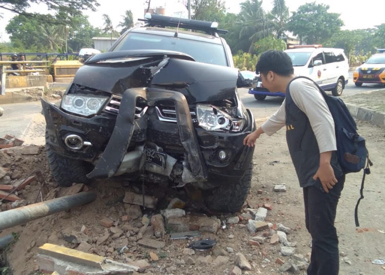 Ngantuk, Pajero Ringsek Gara-gara Tabrak Pembatas Jalan di JLS