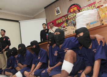 Kabid Humas Polda Banten, Kombes Pol Edy Sumardi didampingi jajarannya saat melaksanakan ekpose pengungkapan kasus spesialis pembobol mini market yang berlangsung di Mapolda Banten, Kamis (3/10) / DZIKI OKTOMAULIADI