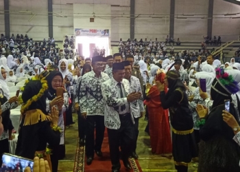 Walikota Serang Syafrudin disambut oleh ribuan guru dalam rangka HUT ke 74 PGRI dan HGN 2019 tingkat Kota Serang, di Gelanggang Remaja Ciceri, Senin (25/11/2019)