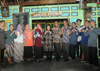 Bupati Lebak, Iti Octavia Jayabaya bersama jajaran saat poto bersama usai kunjungan ke BUMdes Panggung Lestari. (ist)