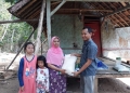 Ketua Pokja Wartawan Harian dan Elektronik Lebak, Mastur Huda saat menyerahkan bantuan kepada keluarga Samlawi dan Lina.